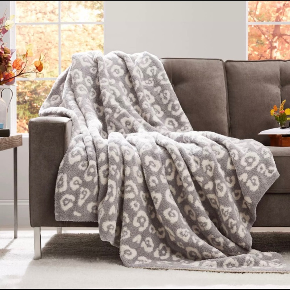 NWT Luxury Premier Collection Cozy Knit Throw